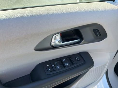 Used 2024 Chrysler Pacifica Touring-L image 12