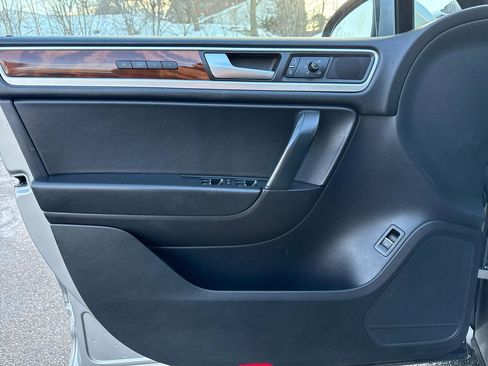 Used 2011 Volkswagen Touareg Hybrid image 24