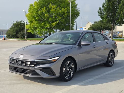 Used 2025 Hyundai Elantra SEL FWD image 9