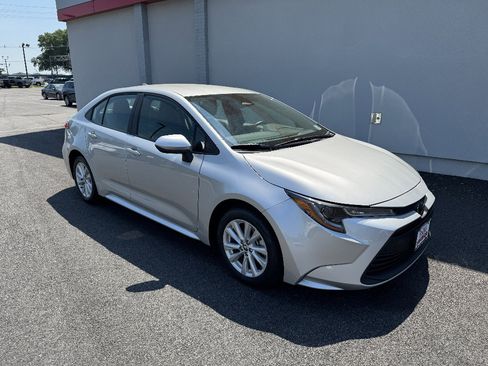 Used 2026 Toyota Corolla LE w/ LE Premium Package FWD image 4