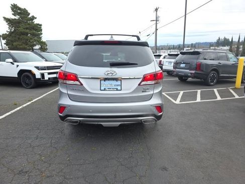 Used 2017 Hyundai Santa Fe SE image 6