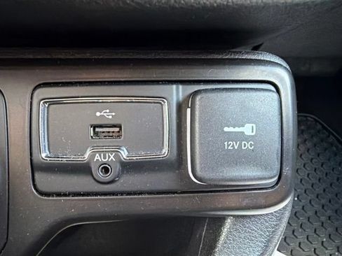 Used 2020 Jeep Renegade Latitude w/ Cold Weather Group AWD/4WD image 29