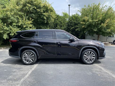 Used 2022 Toyota Highlander Platinum FWD image 10