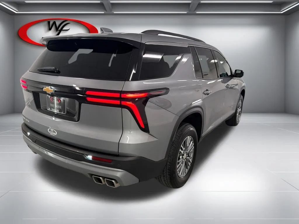 Used 2025 Chevrolet Traverse LT FWD image 6