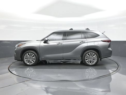 Certified 2026 Toyota Highlander Platinum AWD/4WD image 4