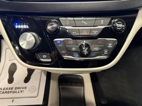 Used 2019 Chrysler Pacifica Touring-L Plus w/ Tire & Wheel Group image 10