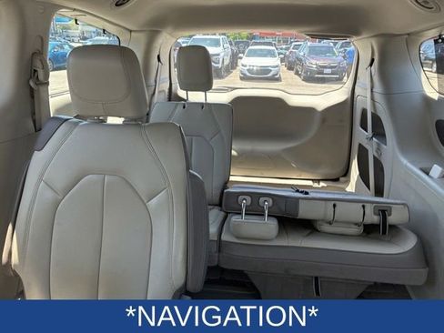 Used 2017 Chrysler Pacifica Touring-L FWD image 13