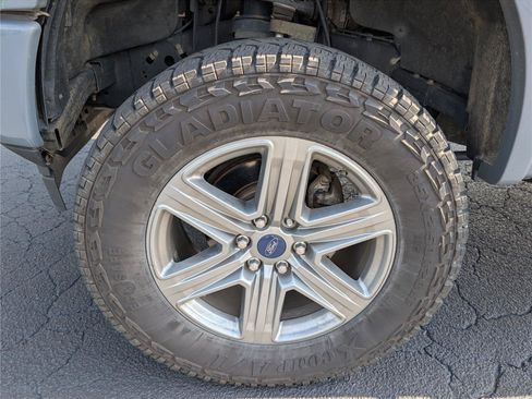 Used 2019 Ford F150 Lariat w/ Equipment Group 502A Luxury AWD/4WD image 9