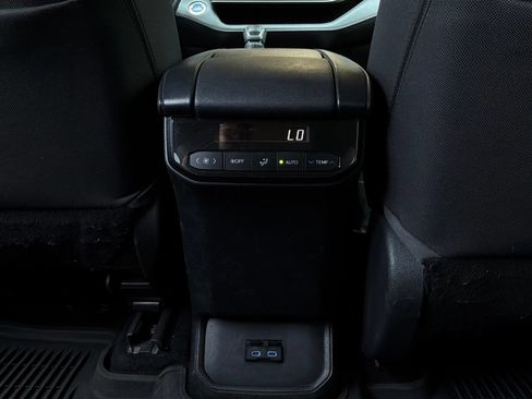 Used 2022 Toyota Highlander LE AWD/4WD image 14