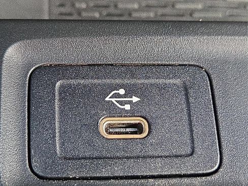 Used 2025 Mercedes-Benz GLB 250 4MATIC image 18
