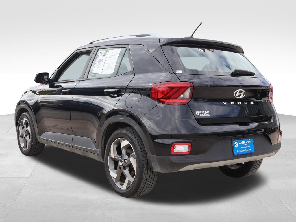 Used 2025 Hyundai Venue SEL FWD image 3