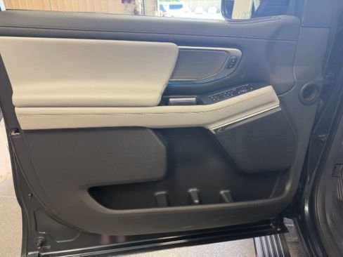 Used 2025 Ford Expedition Platinum w/ Driver's Package AWD/4WD image 6