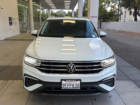 Used 2023 Volkswagen Tiguan SE w/ Panoramic Sunroof Package FWD image 8