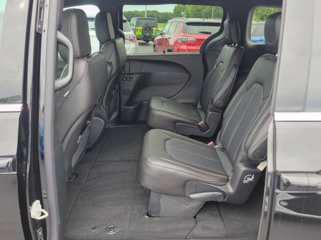 New 2027 Chrysler Pacifica Select FWD image 20
