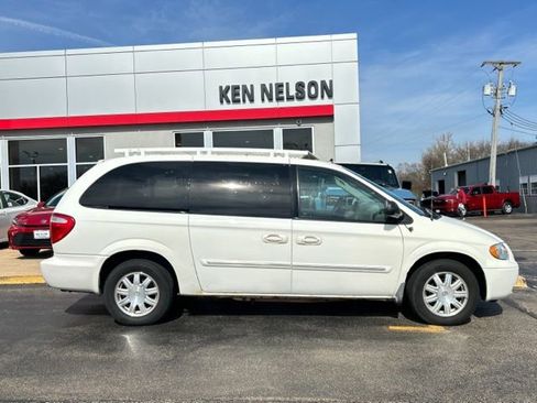 Used 2006 Chrysler Town & Country Touring image 14