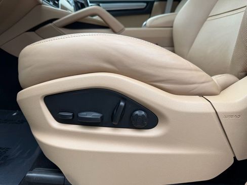 Used 2023 Porsche Cayenne Platinum Edition image 12