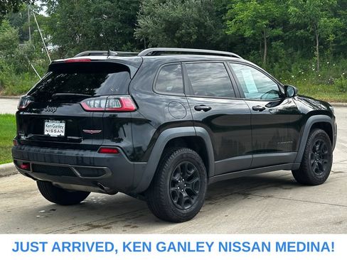Used 2019 Jeep Cherokee Trailhawk AWD/4WD image 3