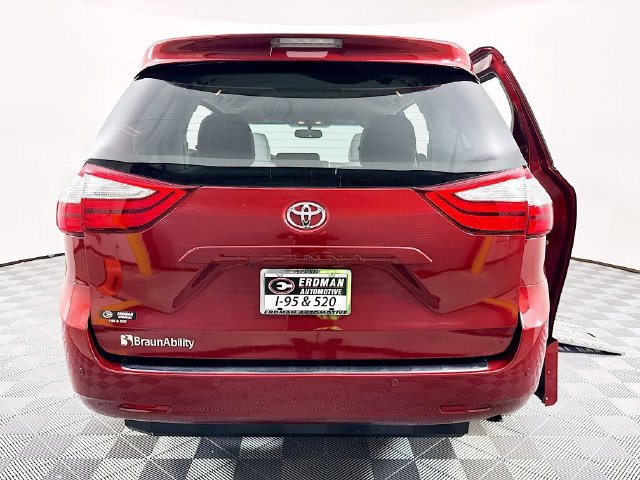Used 2016 Toyota Sienna XLE w/ XLE Navigation Package FWD image 22