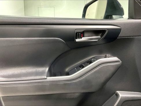 Used 2022 Toyota Highlander XLE image 21