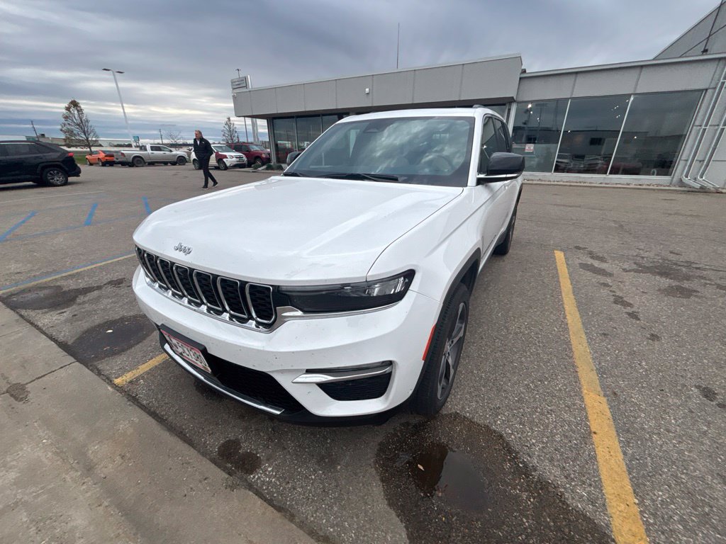 Used 2023 Jeep Grand Cherokee Limited w/ Luxury Tech Group II AWD/4WD image 8