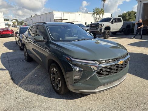 Used 2025 Chevrolet Trax LT FWD image 1