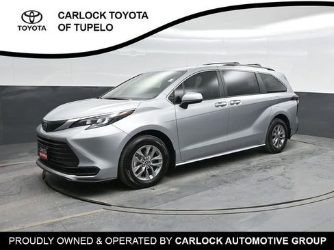 Used 2025 Toyota Sienna LE image 1