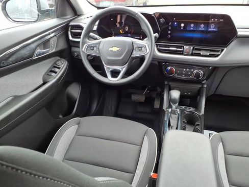 Used 2025 Chevrolet TrailBlazer LT w/ LT Cold Weather Package AWD/4WD image 4