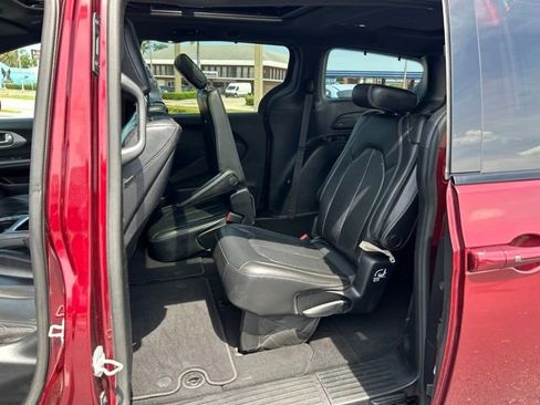 Used 2019 Chrysler Pacifica Touring-L Plus w/ S Appearance Package image 14