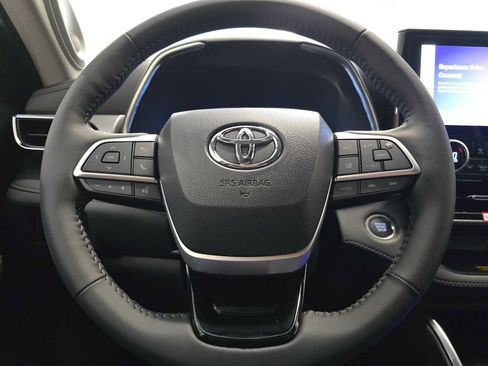 New 2026 Toyota Highlander Platinum AWD/4WD image 11