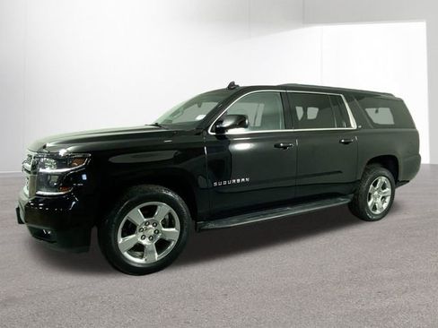 Used 2017 Chevrolet Suburban LT image 2