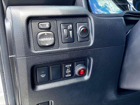 Used 2018 Toyota 4Runner SR5 AWD/4WD image 37