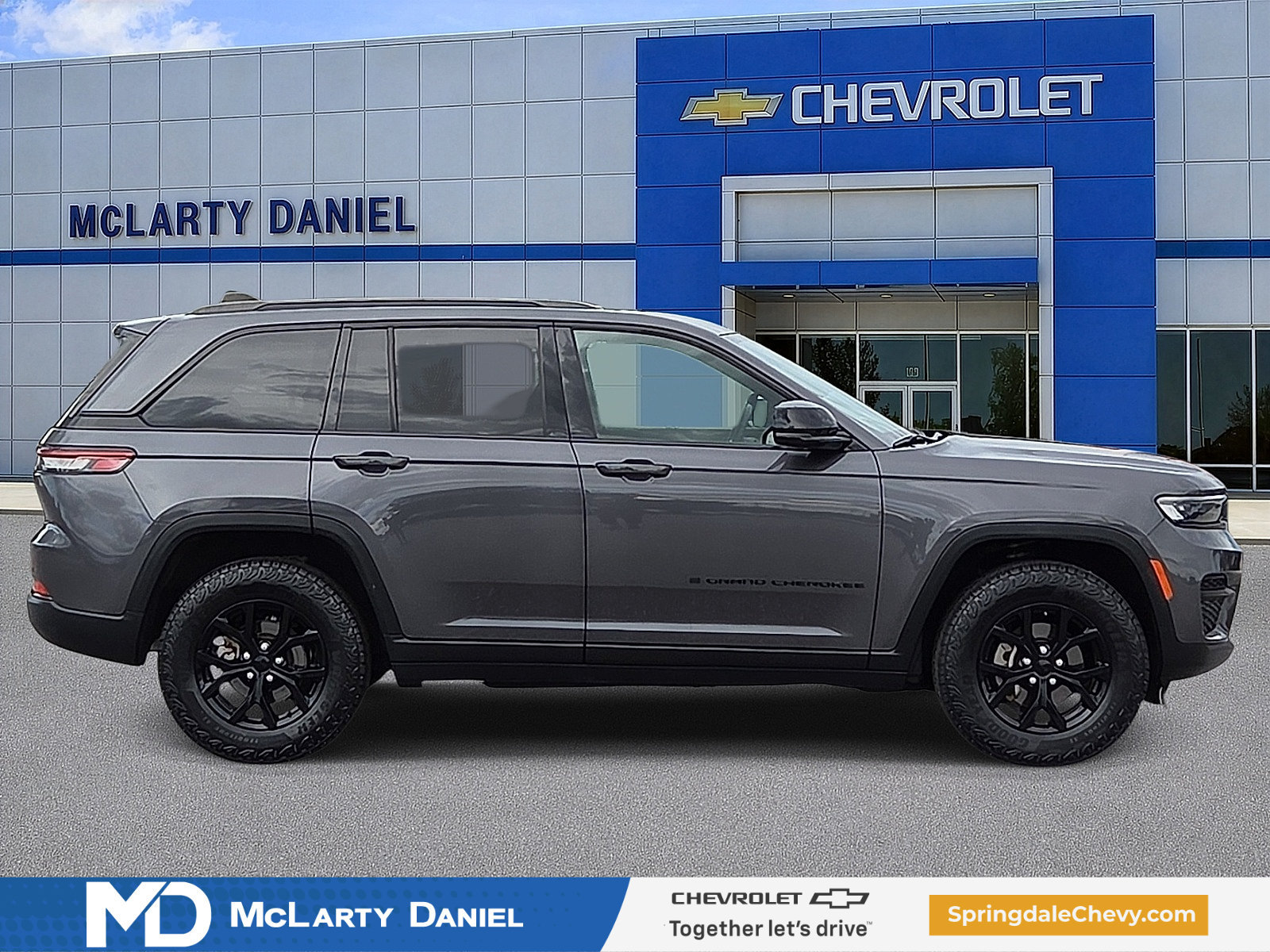 Used 2024 Jeep Grand Cherokee Altitude AWD/4WD image 6