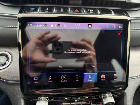 Used 2023 Jeep Grand Cherokee Overland w/ Luxury Tech Group IV AWD/4WD image 22