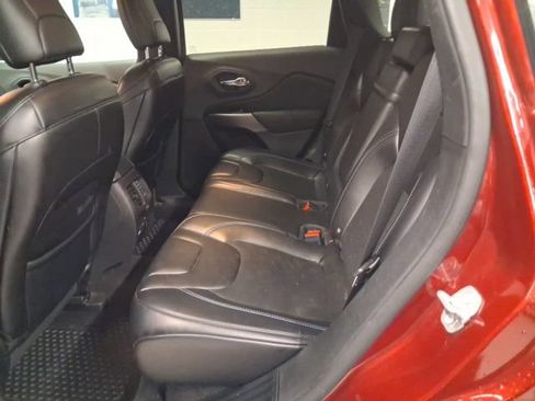 Used 2019 Jeep Cherokee Latitude Plus w/ Comfort/Convenience Group AWD/4WD image 9
