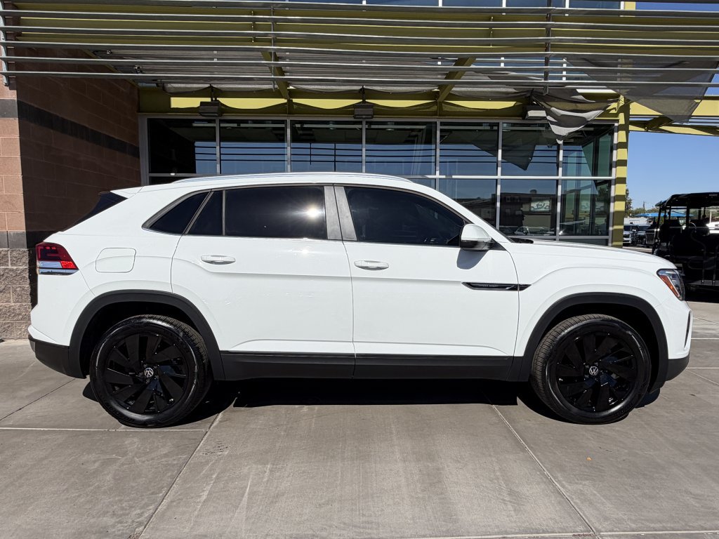 Used 2024 Volkswagen Atlas Cross Sport SE w/ Panoramic Sunroof Package FWD image 9