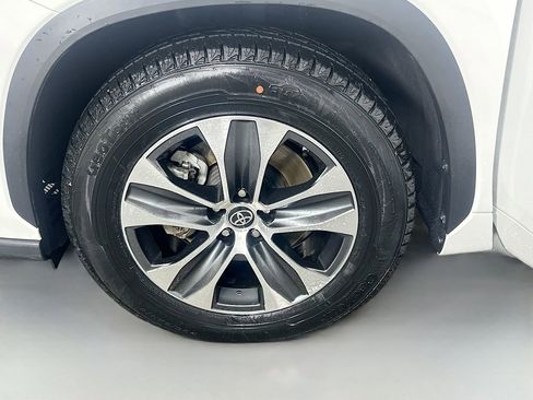 Used 2023 Toyota Highlander XLE FWD image 33