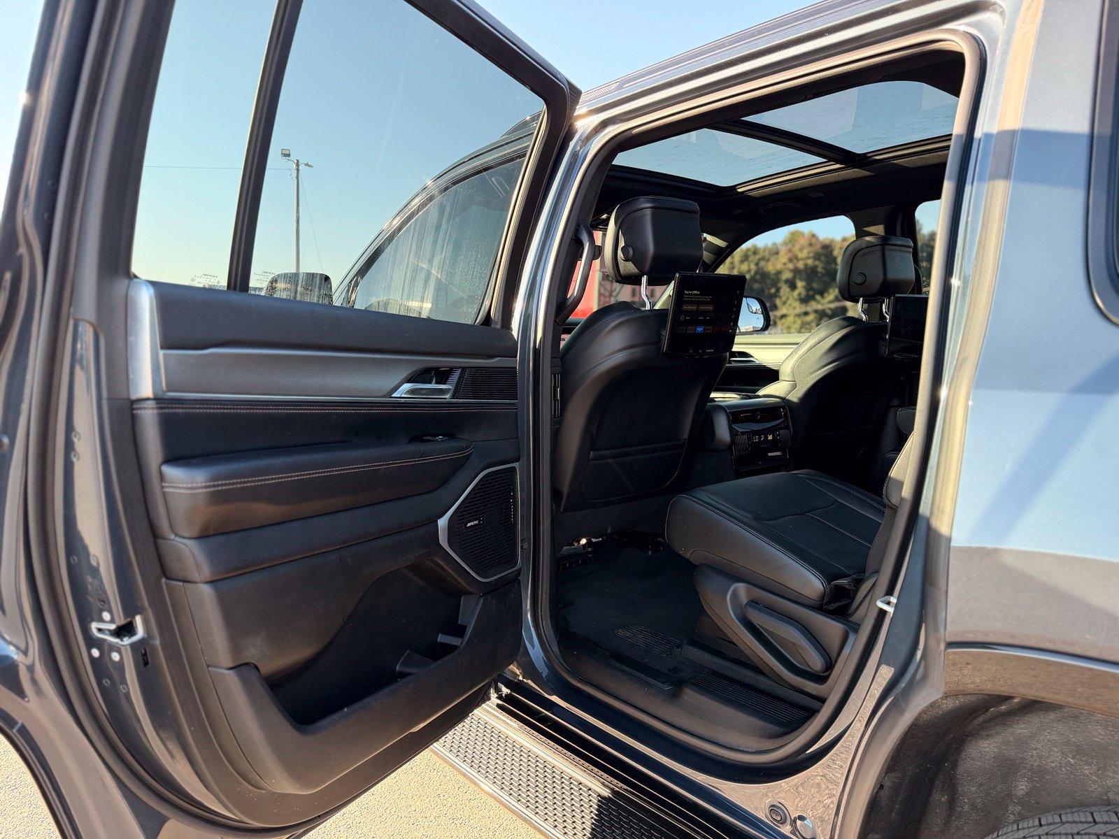 Used 2023 Jeep Wagoneer Series II AWD/4WD image 17