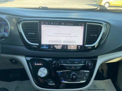 Used 2023 Chrysler Pacifica Touring-L FWD image 12
