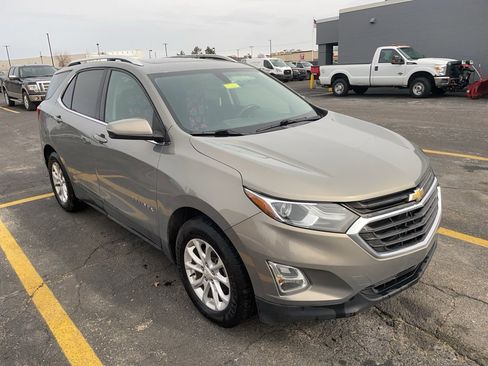 Used 2018 Chevrolet Equinox LT w/ Sun & Infotainment Package image 3