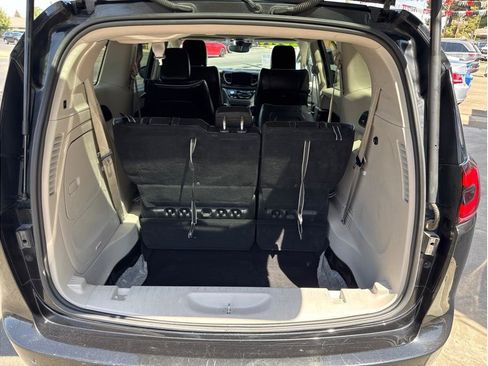 Used 2023 Chrysler Pacifica Limited FWD image 32