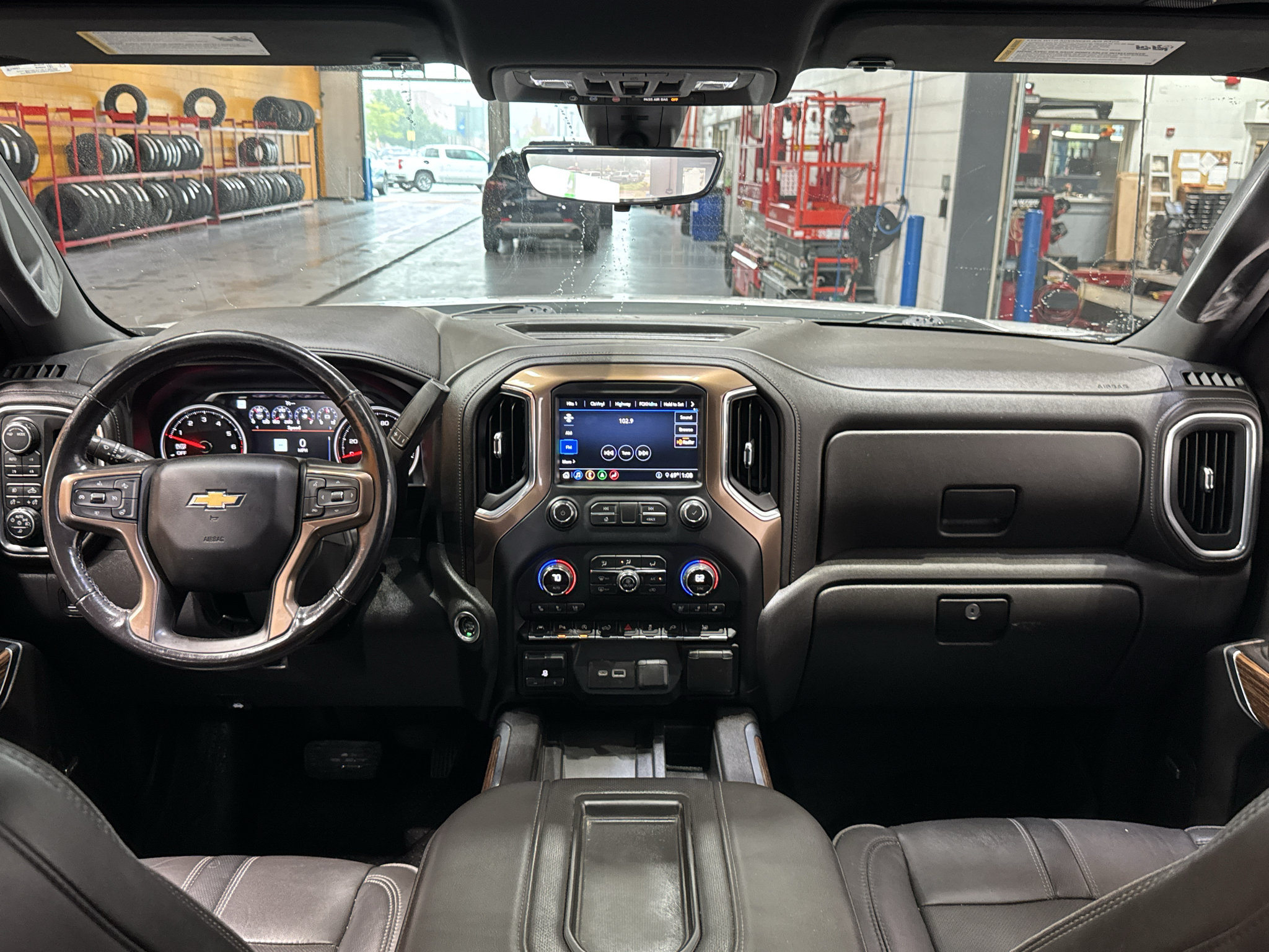 Used 2020 Chevrolet Silverado 1500 High Country w/ Technology Package AWD/4WD image 16