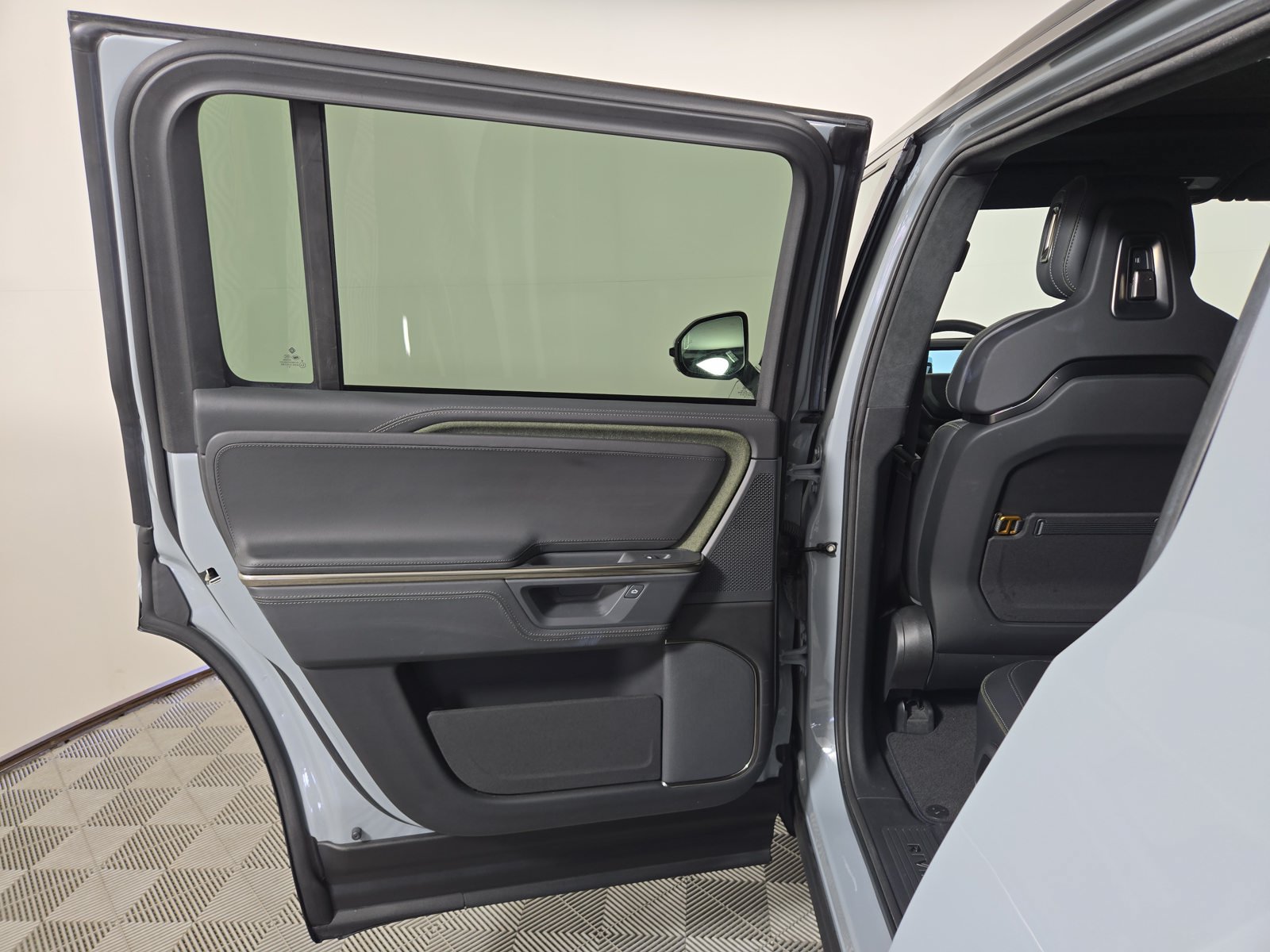Used 2025 Rivian R1S Adventure Dual AWD/4WD image 17
