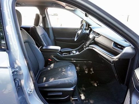 Used 2023 Jeep Grand Cherokee Laredo RWD image 11