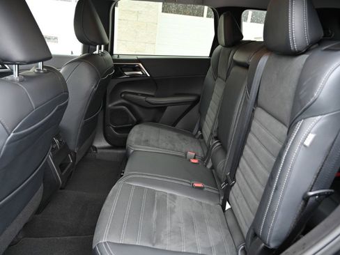 Used 2024 Mitsubishi Outlander SE Black Edition image 18