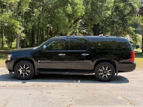 Used 2007 Chevrolet Suburban LTZ w/ LTZ Preferred Equipment Group AWD/4WD image 2