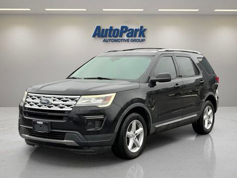 Used 2018 Ford Explorer XLT image 3