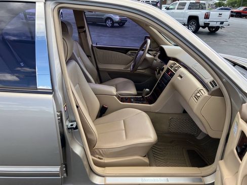 Used 2000 Mercedes-Benz E 320 Sedan image 23