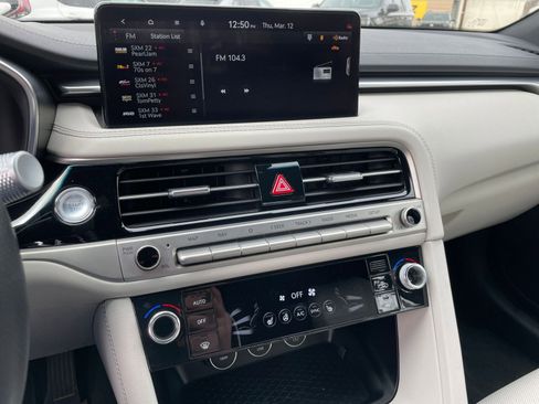 Used 2025 Genesis G70 2.5T image 17