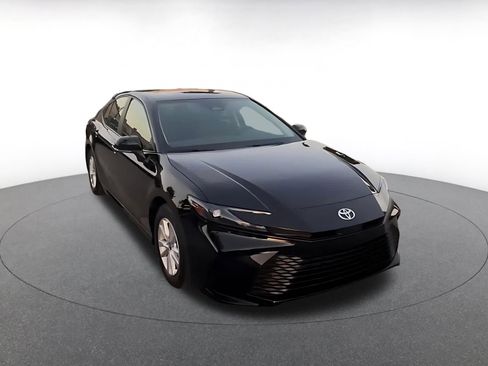 Used 2025 Toyota Camry LE image 3