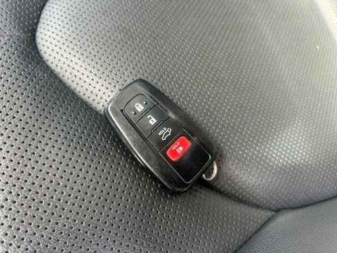 Used 2023 Toyota Highlander Limited AWD/4WD image 34